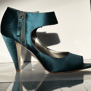 Nine West Size 10 Jewel Teal coloured heels with zipper